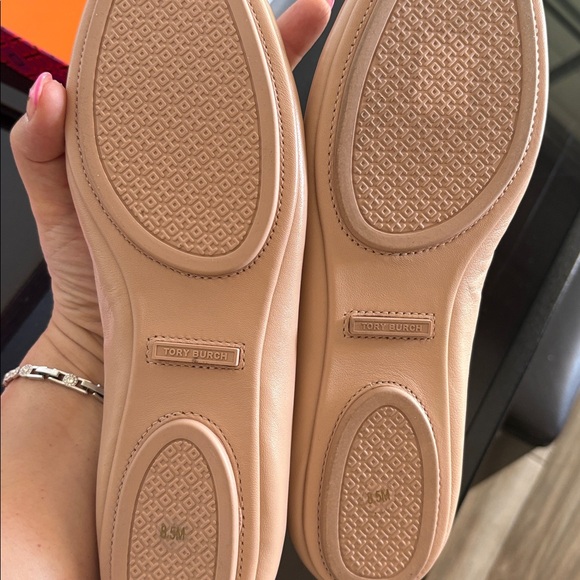 Tory Burch MINNIE TRAVEL BALLET WITH LEATHER LOGO. In Goan Sand. Size 8.5. - Picture 7 of 7